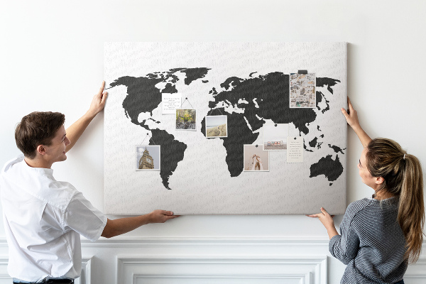 Prikbord met een zwarte wereldkaart als muurdecoratie