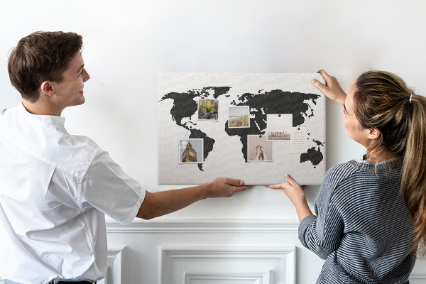 Prikbord met een zwarte wereldkaart als muurdecoratie
