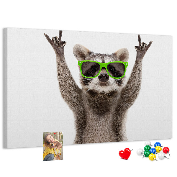 Kurk prikbord met gekke wasbeer met groene bril