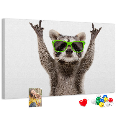 Kurk prikbord met gekke wasbeer met groene bril