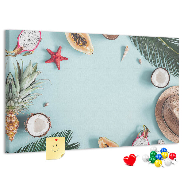 Prikbord met tropische vruchten en strandaccessoires