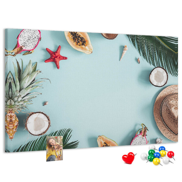 Prikbord met tropische vruchten en strandaccessoires