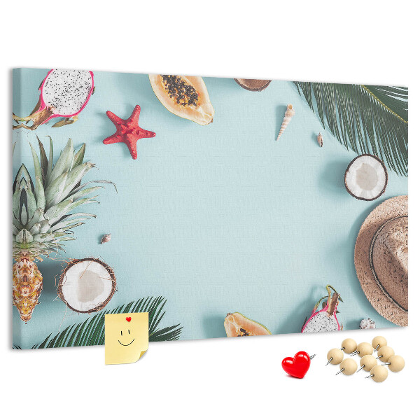 Prikbord met tropische vruchten en strandaccessoires