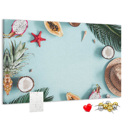 Prikbord met tropische vruchten en strandaccessoires