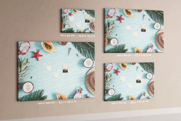 Prikbord met tropische vruchten en strandaccessoires