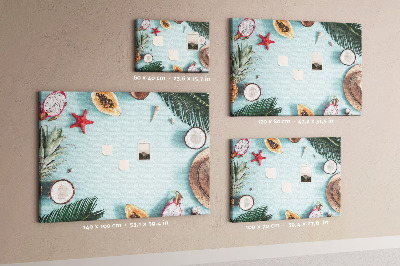 Prikbord met tropische vruchten en strandaccessoires
