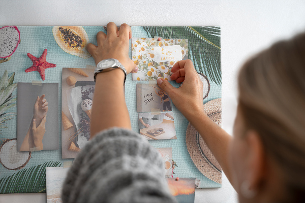 Prikbord met tropische vruchten en strandaccessoires