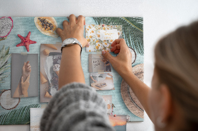 Prikbord met tropische vruchten en strandaccessoires