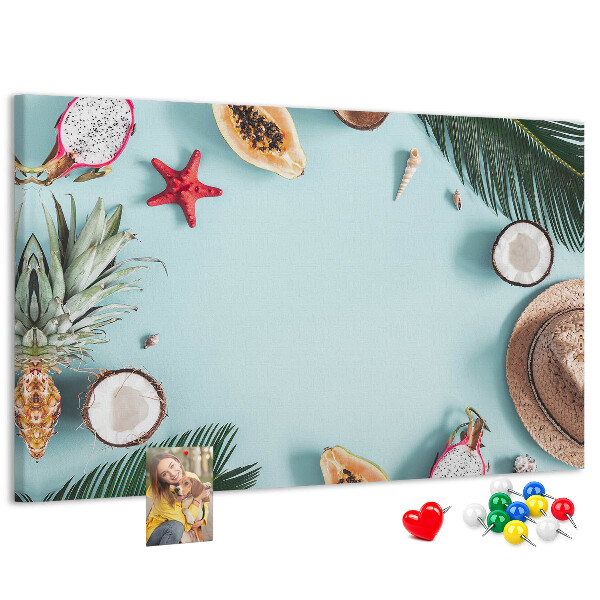 Prikbord met tropische vruchten en strandaccessoires