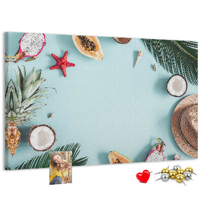 Prikbord met tropische vruchten en strandaccessoires