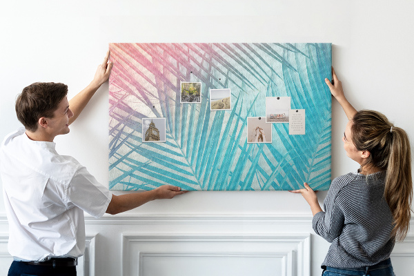 Prikbord met tropische bladeren op een pastelkleurige achtergrond