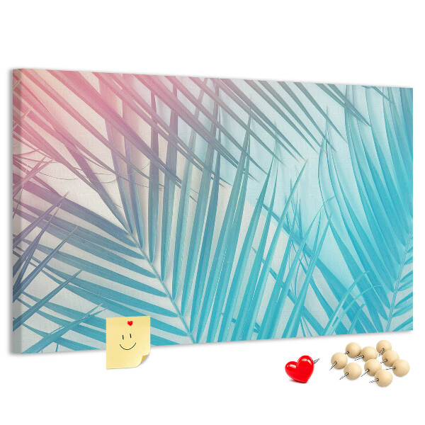 Prikbord met tropische bladeren op een pastelkleurige achtergrond