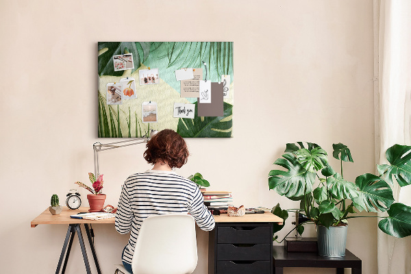 Kurkbord met tropische bladeren op een pastelkleurige achtergrond