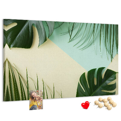 Kurkbord met tropische bladeren op een pastelkleurige achtergrond