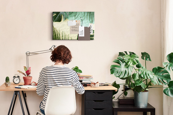 Kurkbord met tropische bladeren op een pastelkleurige achtergrond