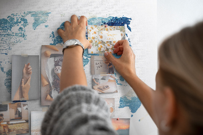 Kurk prikbord met abstracte wereldkaart in blauwe tinten