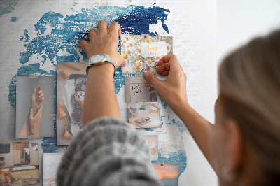 Kurk prikbord met abstracte wereldkaart in blauwe tinten
