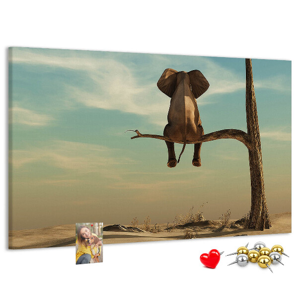 Kurkbord met een afbeelding van een olifant op een tak in een woestijnlandschap