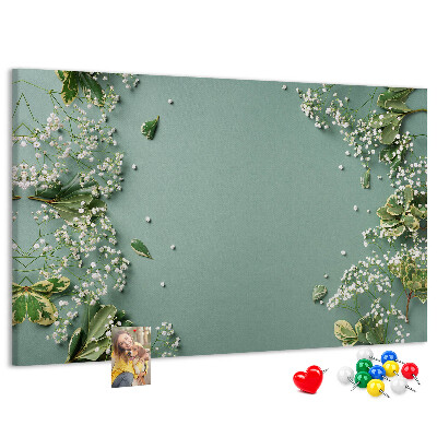 Kurken prikbord met bloemenpatroon op een groene achtergrond