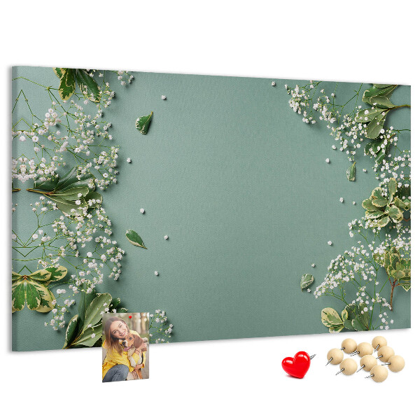 Kurken prikbord met bloemenpatroon op een groene achtergrond