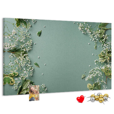 Kurken prikbord met bloemenpatroon op een groene achtergrond