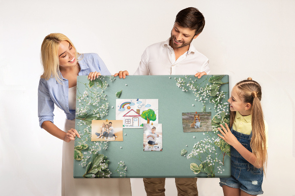 Kurken prikbord met bloemenpatroon op een groene achtergrond