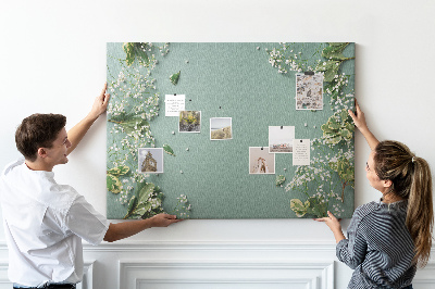 Kurken prikbord met bloemenpatroon op een groene achtergrond