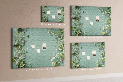 Kurken prikbord met bloemenpatroon op een groene achtergrond