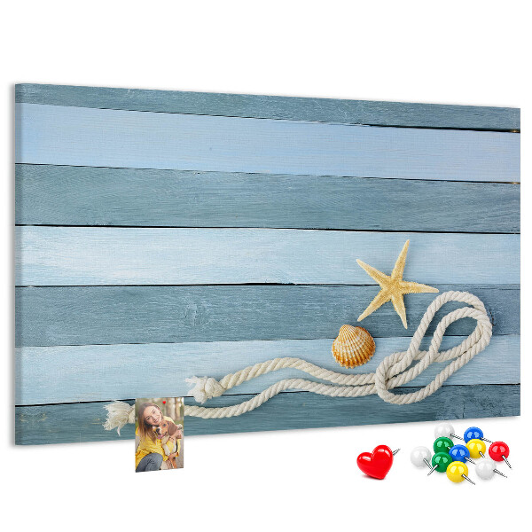 Prikbord met afbeelding van zeegezicht met schelpen en touw