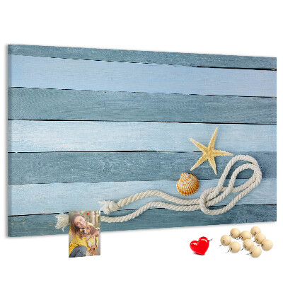 Prikbord met afbeelding van zeegezicht met schelpen en touw