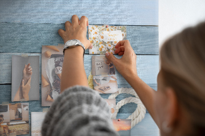 Prikbord met afbeelding van zeegezicht met schelpen en touw
