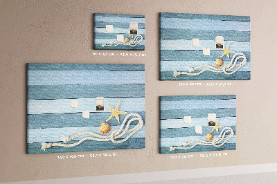 Prikbord met afbeelding van zeegezicht met schelpen en touw