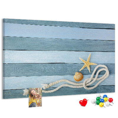 Prikbord met afbeelding van zeegezicht met schelpen en touw