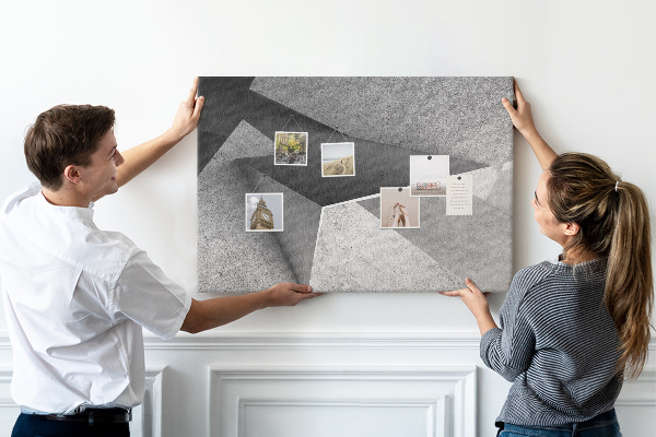 Kurkbord met geometrische vormen in een minimalistische stijl