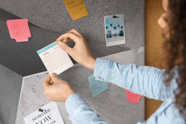 Kurkbord met geometrische vormen in een minimalistische stijl