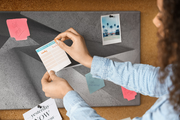 Kurkbord met geometrische vormen in een minimalistische stijl