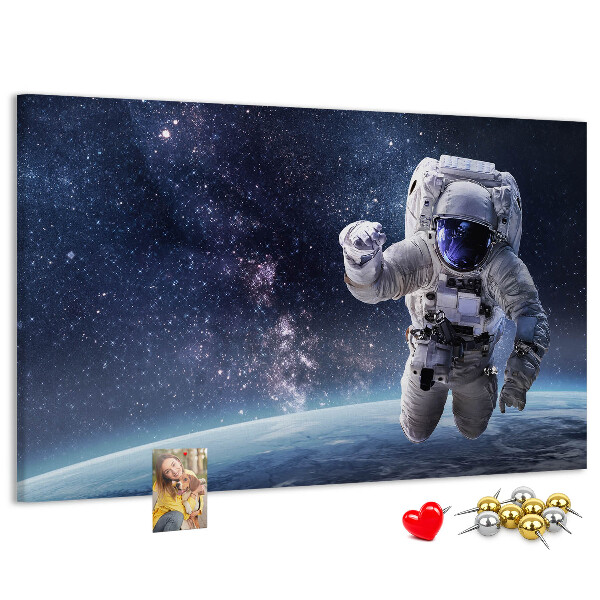 Kurken prikbord met astronaut in de ruimte
