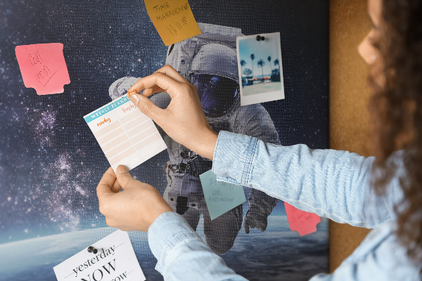 Kurken prikbord met astronaut in de ruimte