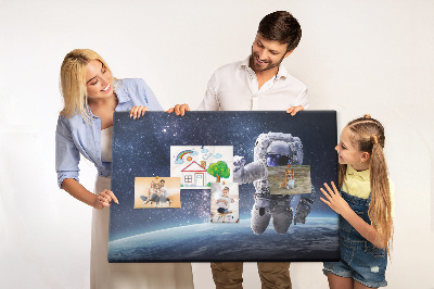 Kurken prikbord met astronaut in de ruimte