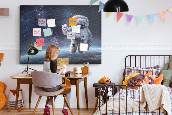 Kurken prikbord met astronaut in de ruimte