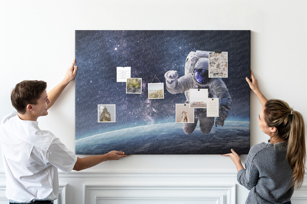 Kurken prikbord met astronaut in de ruimte