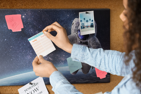Kurken prikbord met astronaut in de ruimte