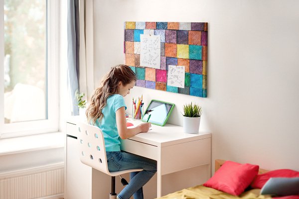 Prikbord met gekleurde vierkanten in een houten patroon