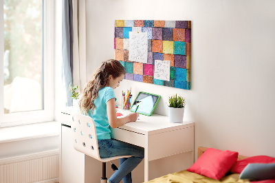 Prikbord met gekleurde vierkanten in een houten patroon