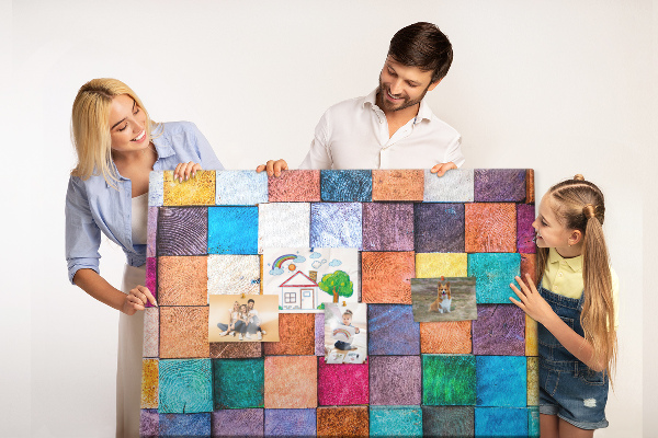 Prikbord met gekleurde vierkanten in een houten patroon
