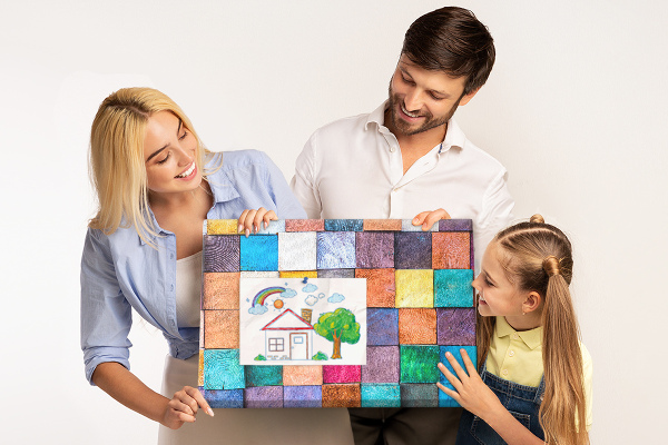 Prikbord met gekleurde vierkanten in een houten patroon