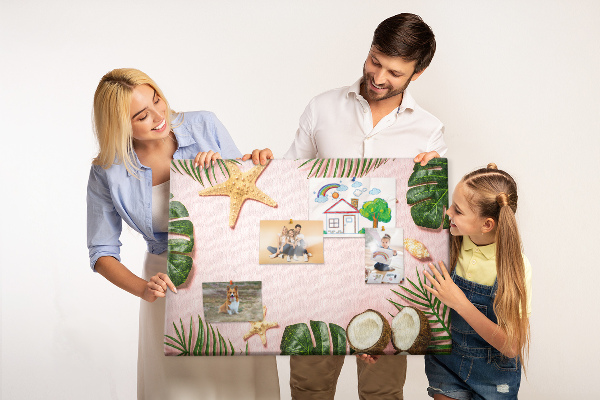 Kurkbord met tropisch landschap van schelpen en bladeren