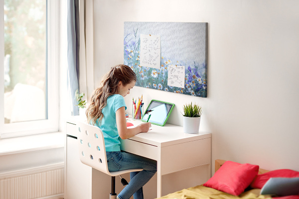 Kurkbord met weidemotief van bloemen en een vlinder