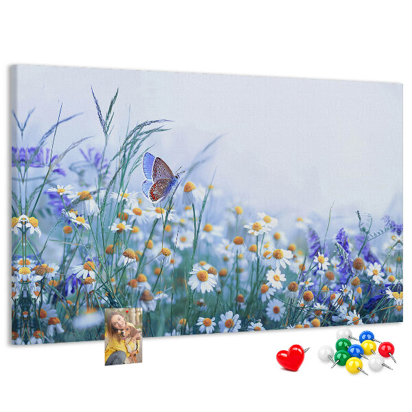 Kurkbord met weidemotief van bloemen en een vlinder