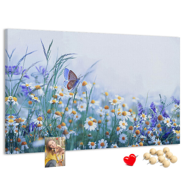 Kurkbord met weidemotief van bloemen en een vlinder